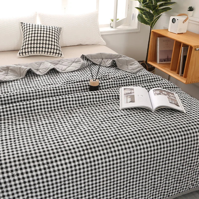 Solid Color Quilted Summer Blanket – Lightweight Bed Cover for Single, Double & Queen Beds
