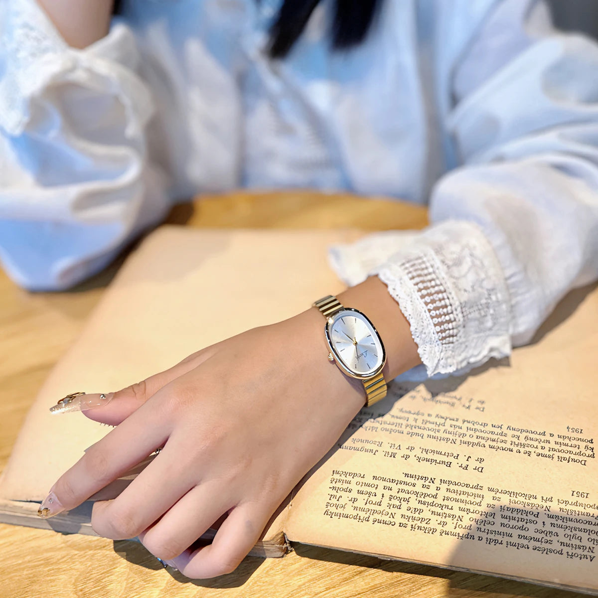 Women's Vintage Gold Bracelet Quartz Watch – Elegant & Fashionable