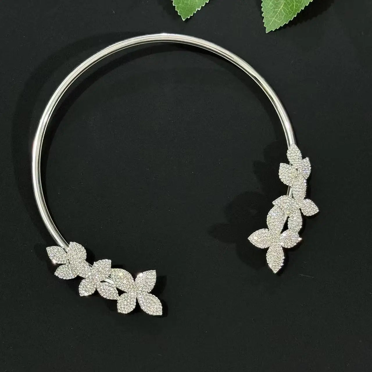 Opening necklace collar basic design minimalist and versatile jewelry gift suitable for parties